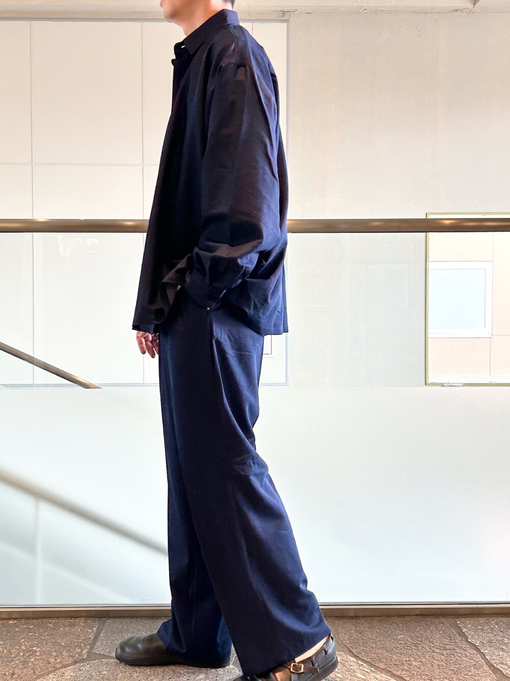 ブルー系のシャツ/ブラウス、ブルー系のデニムパンツ、ホワイト系のTシャツ/カットソーを着用したメンズの秋コーディネートの2枚目の写真