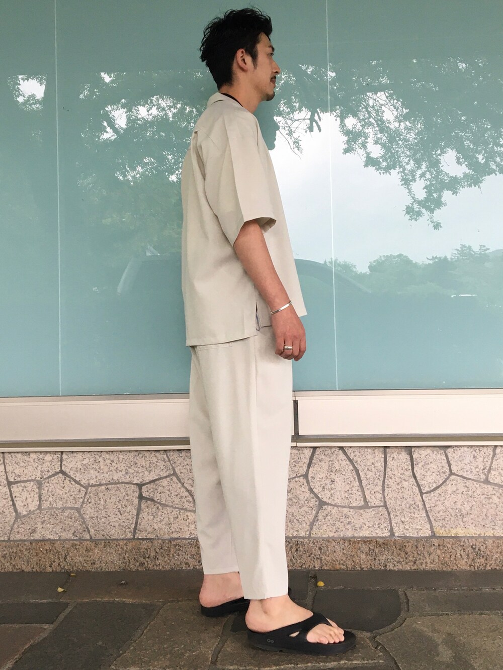 ホワイト系のシャツ/ブラウス、ホワイト系のその他パンツ、ベージュ系のTシャツ/カットソーを着用したメンズの夏コーディネートの3枚目の写真