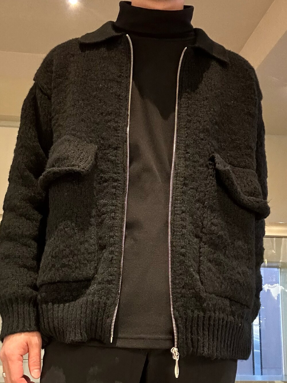 ブラック系のブルゾン、ブラック系のTシャツ/カットソー、ブラック系のデニムパンツを着用したメンズの冬コーディネートの3枚目の写真