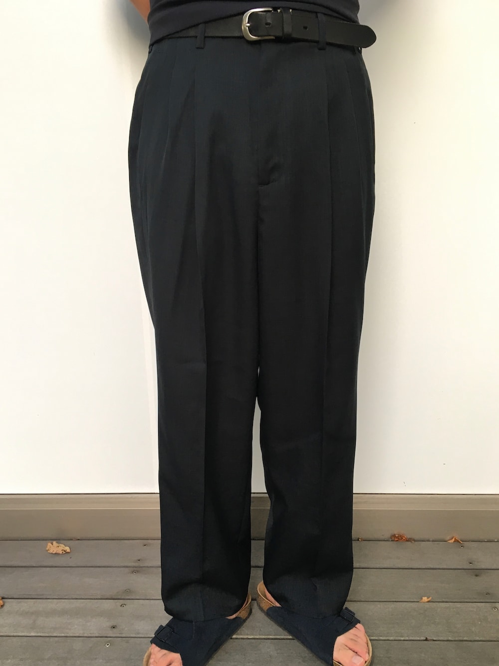 ブラック系のシャツ/ブラウス、グレー系のTシャツ/カットソー、ブラック系のスラックスを着用したメンズの夏コーディネートの4枚目の写真