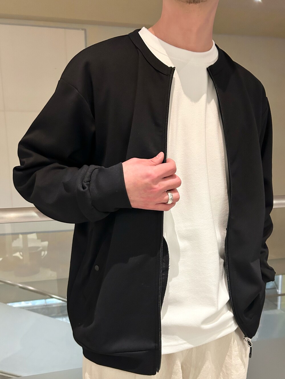 ブラック系のカーディガン/ボレロ、ホワイト系のデニムパンツを着用したメンズの冬コーディネートの5枚目の写真