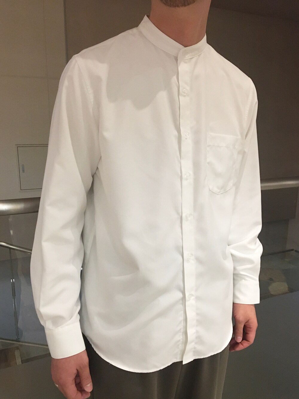 ホワイト系のシャツ/ブラウス、グリーン系のその他パンツを着用したメンズの春コーディネートの2枚目の写真