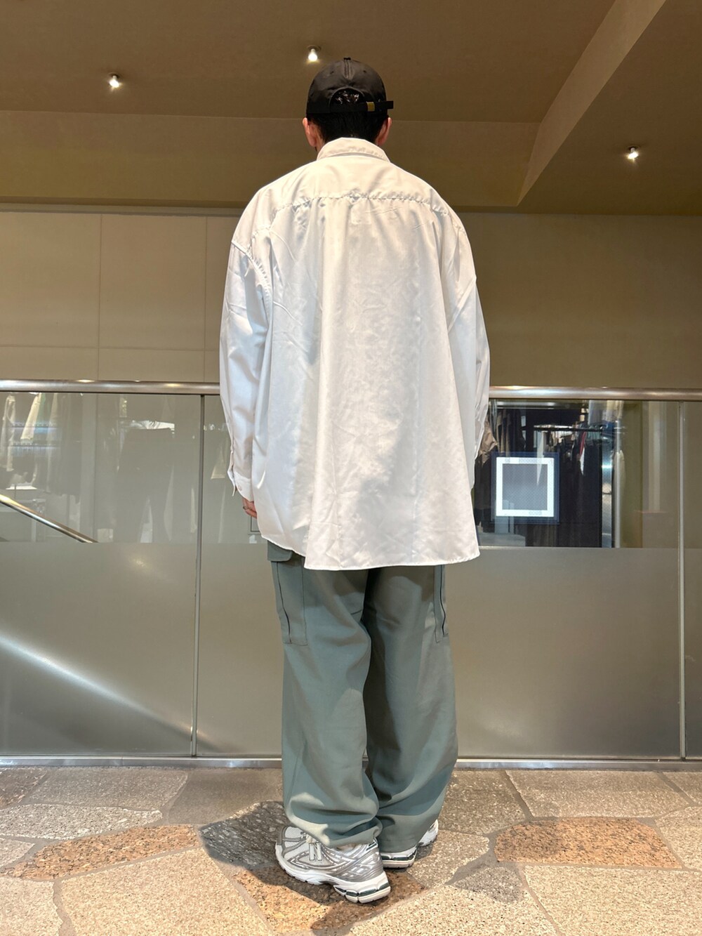 ホワイト系のシャツ/ブラウス、グリーン系のTシャツ/カットソー、グリーン系のカーゴパンツを着用したメンズの春コーディネートの3枚目の写真