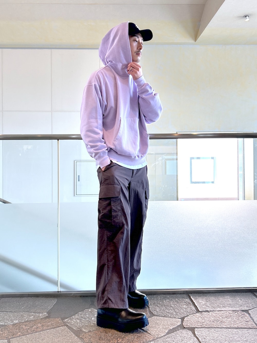 パープル系のスウェット、ホワイト系のTシャツ/カットソー、ブラウン系のカーゴパンツを着用したメンズの秋コーディネートの3枚目の写真