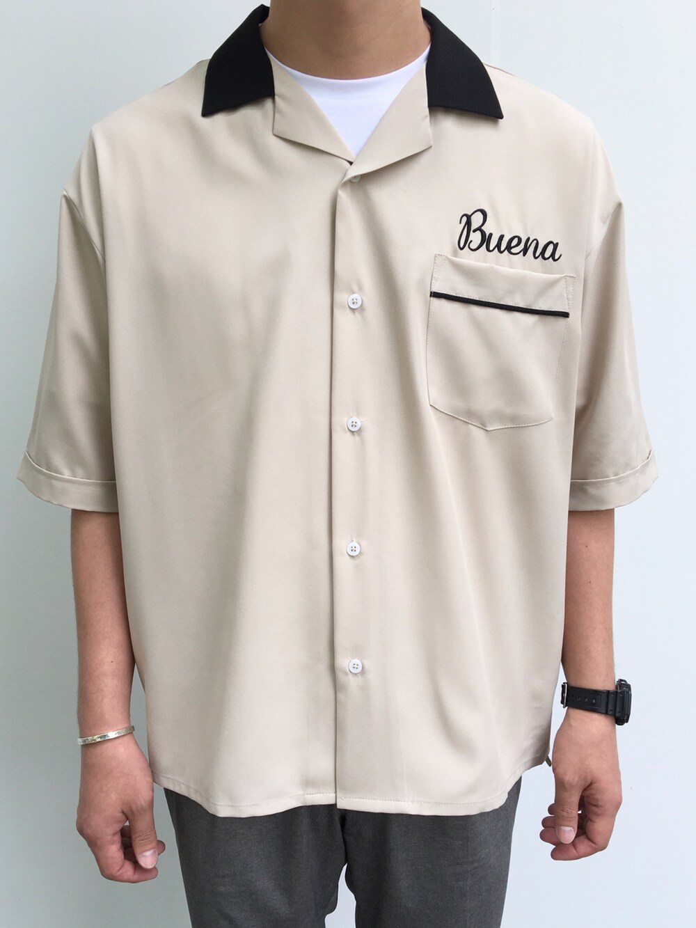 ベージュ系のシャツ/ブラウス、ホワイト系のTシャツ/カットソー、グレー系のスラックスを着用したメンズの夏コーディネートの4枚目の写真