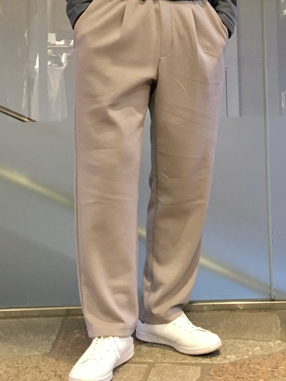 ブルー系のシャツ/ブラウス、ブルー系のアンサンブル、グレー系のその他パンツを着用したメンズの春コーディネートの4枚目の写真