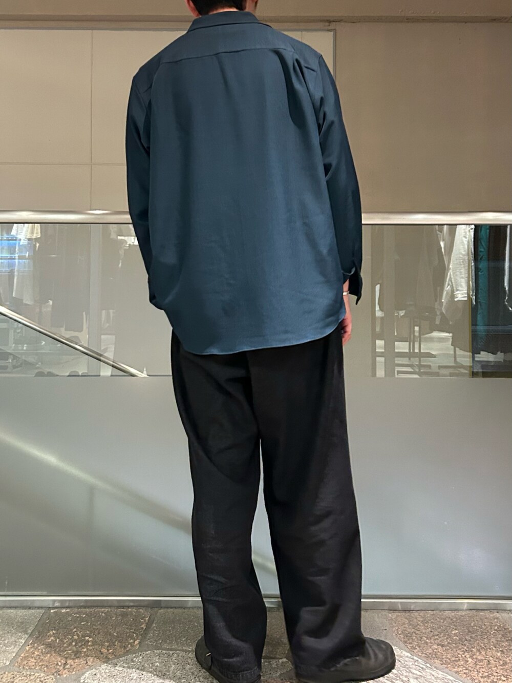 グリーン系のシャツ/ブラウス、ブラック系のデニムパンツを着用したメンズの秋コーディネートの2枚目の写真