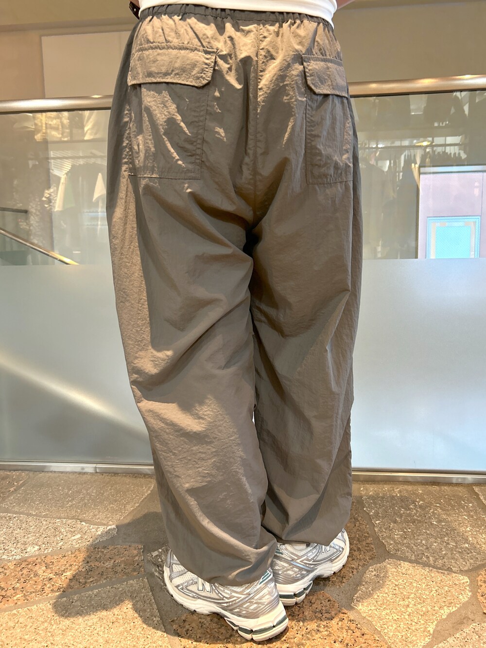 ホワイト系のTシャツ/カットソー、グレー系のカーゴパンツを着用したメンズの夏コーディネートの4枚目の写真