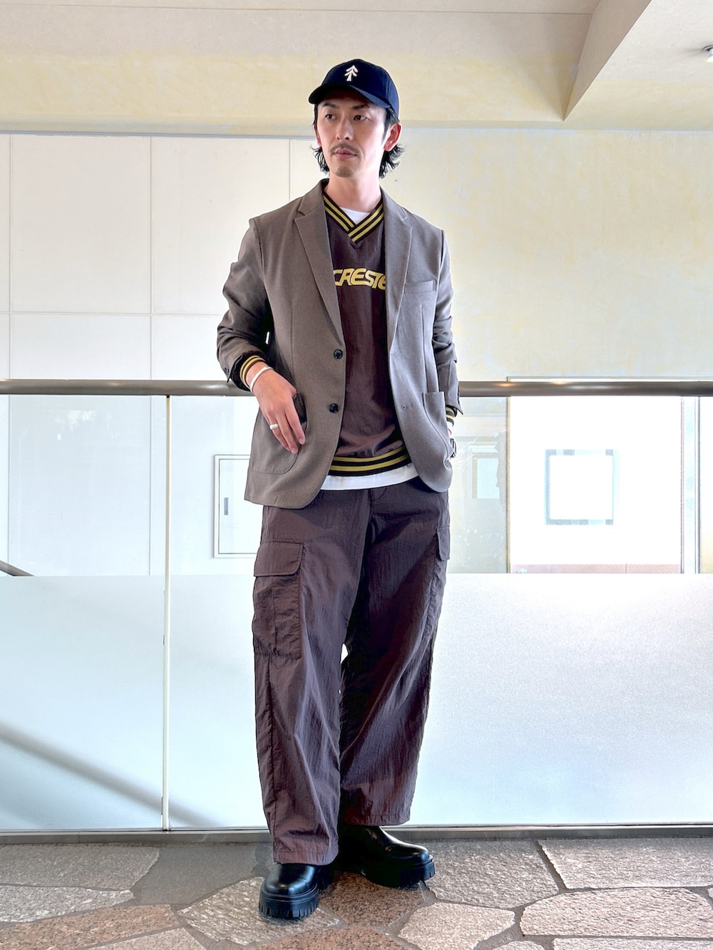 ホワイト系のTシャツ/カットソー、ベージュ系のテーラードジャケット、ブラウン系のカーゴパンツを着用したメンズの秋コーディネートの3枚目の写真