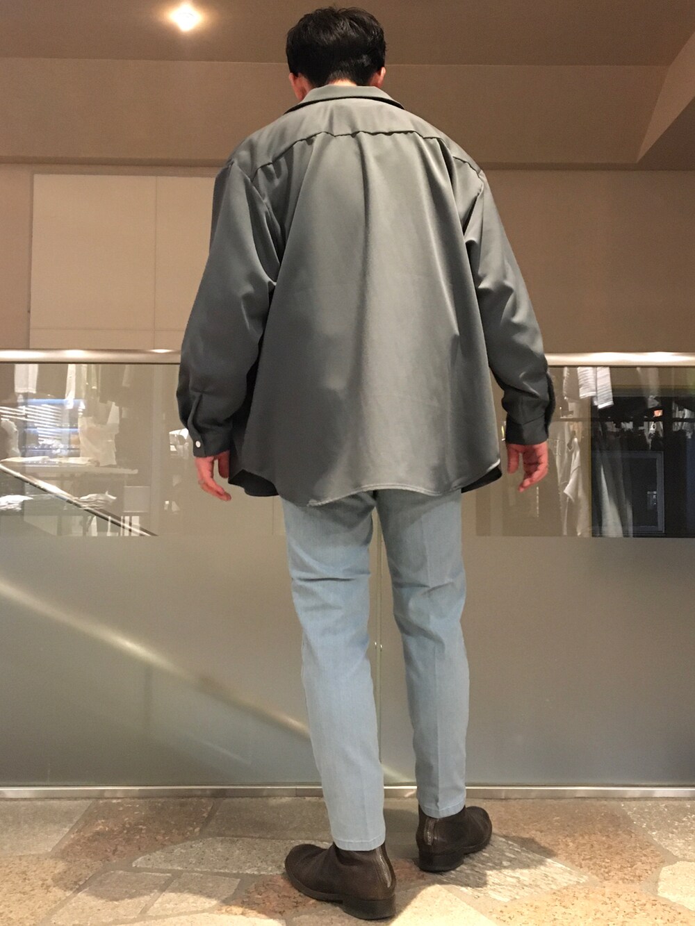 グリーン系のシャツ/ブラウス、ホワイト系のTシャツ/カットソー、ブルー系のデニムパンツを着用したメンズの冬コーディネートの3枚目の写真