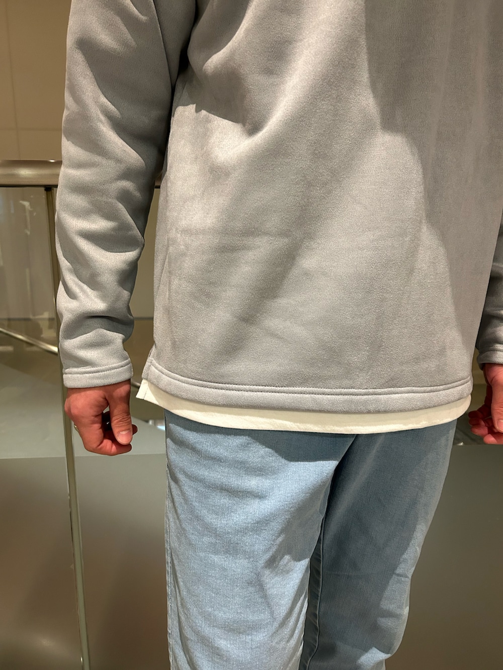 ブルー系のTシャツ/カットソー、ブルー系のデニムパンツを着用したメンズの冬コーディネートの3枚目の写真