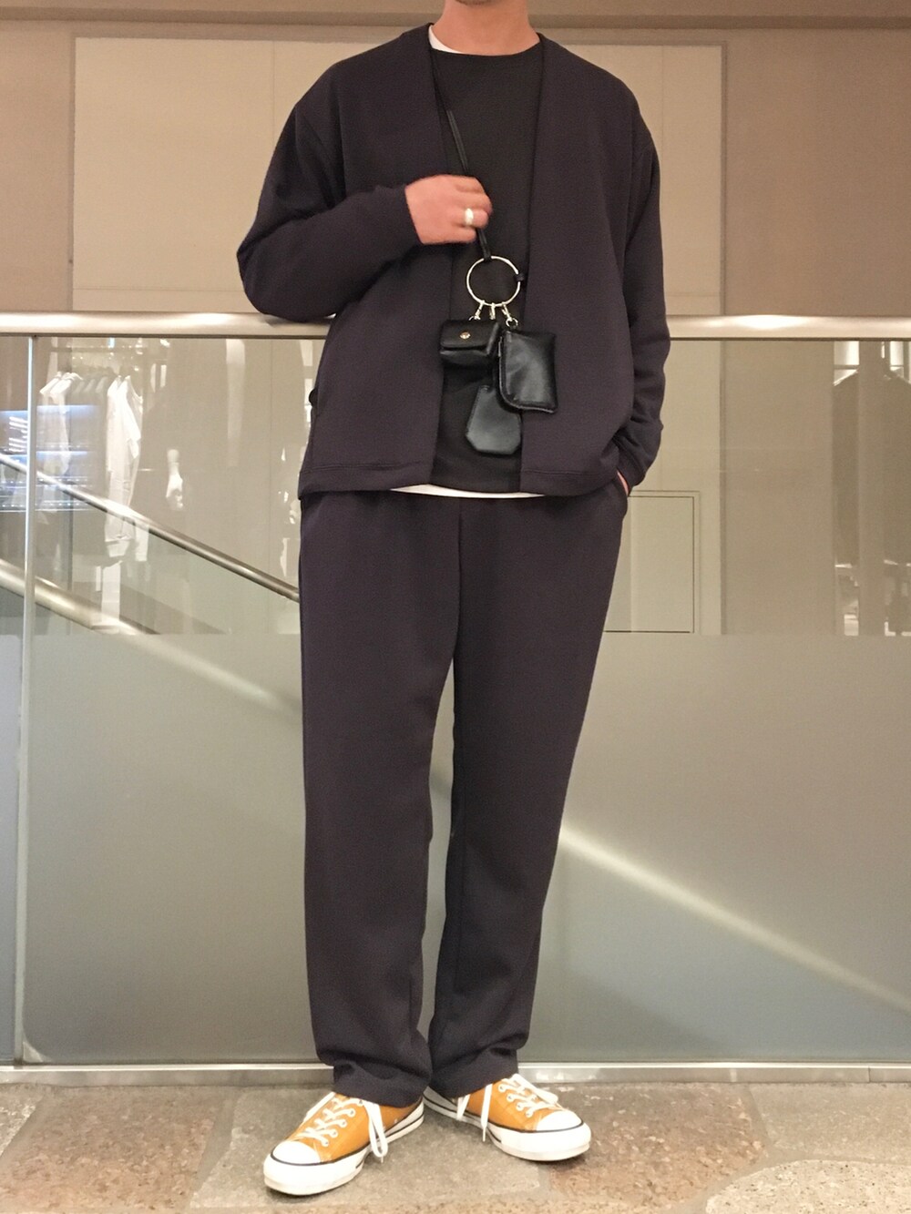 グレー系のカーディガン/ボレロ、グレー系のTシャツ/カットソー、グレー系のその他パンツを着用したメンズの春コーディネートの2枚目の写真