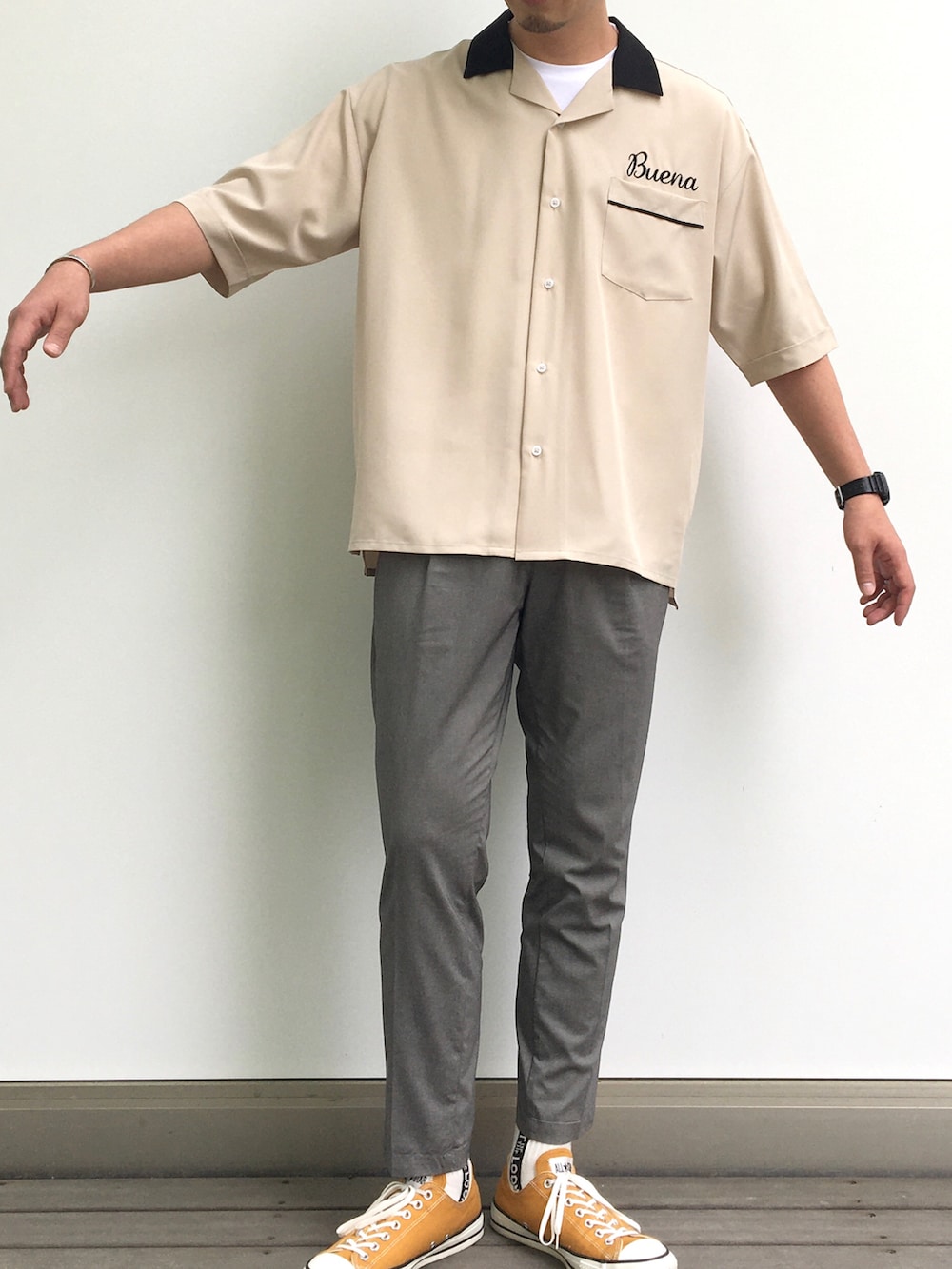 ベージュ系のシャツ/ブラウス、ホワイト系のTシャツ/カットソー、グレー系のスラックスを着用したメンズの夏コーディネートの5枚目の写真