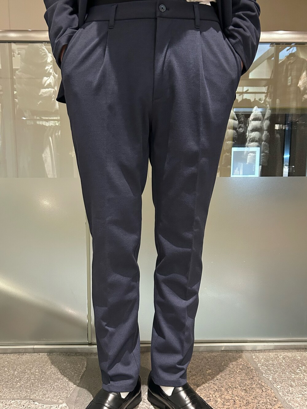 ブルー系のテーラードジャケット、ブルー系のスラックス、ブラック系のニット/セーターを着用したメンズの冬コーディネートの4枚目の写真