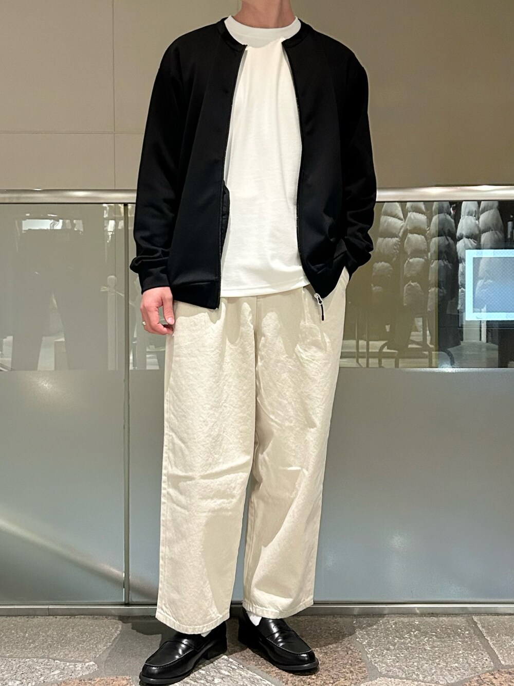 ブラック系のカーディガン/ボレロ、ホワイト系のデニムパンツを着用したメンズの冬コーディネートの2枚目の写真