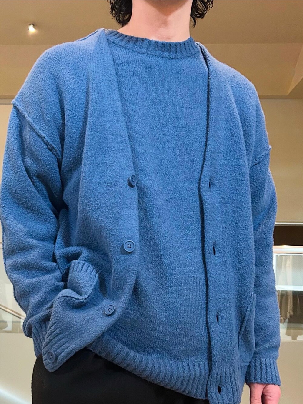 ブルー系のニット/セーター、ブルー系のカーディガン/ボレロ、ブラック系のその他パンツを着用したメンズの冬コーディネートの3枚目の写真