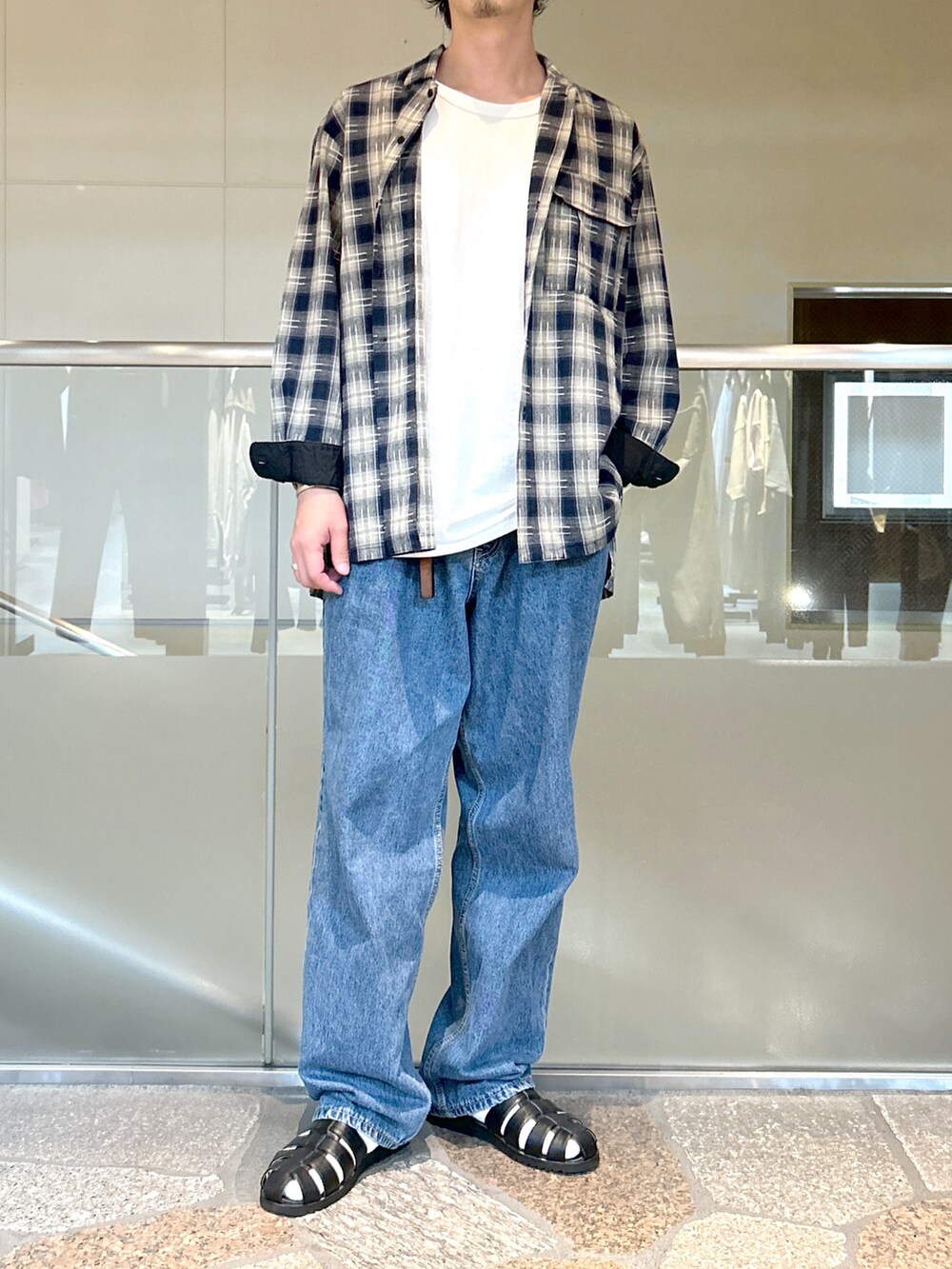 ブルー系のシャツ/ブラウスを着用したメンズの秋コーディネートの2枚目の写真