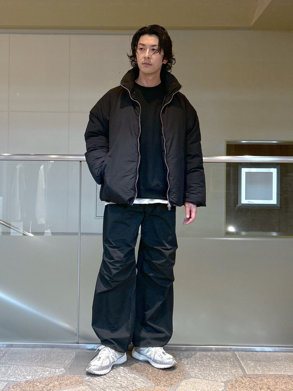 ブラック系のダウンジャケット/コート、ブラック系のその他パンツを着用したメンズの冬コーディネートの4枚目の写真