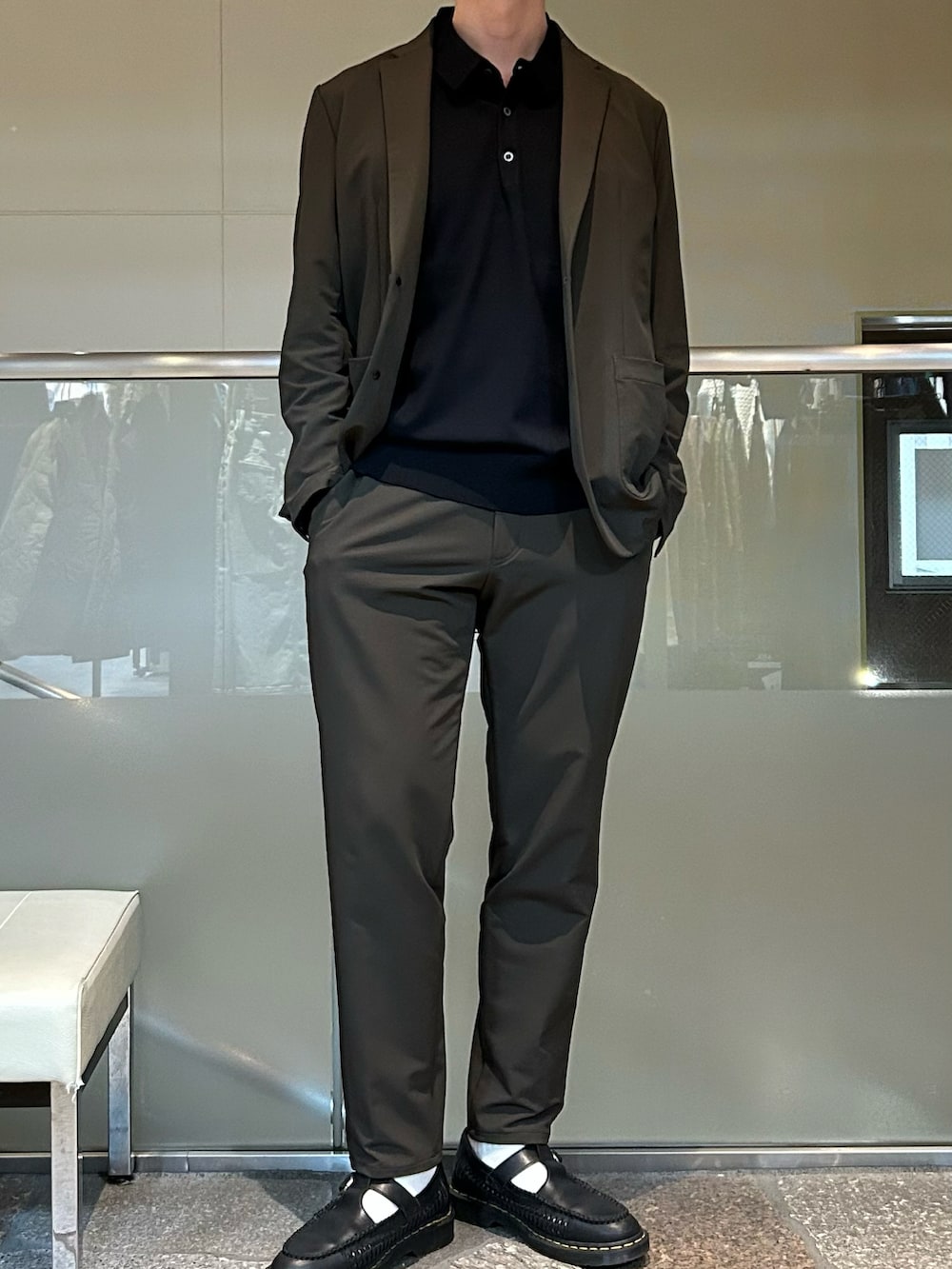 グリーン系のテーラードジャケット、グリーン系のスラックスを着用したメンズの秋コーディネートの3枚目の写真