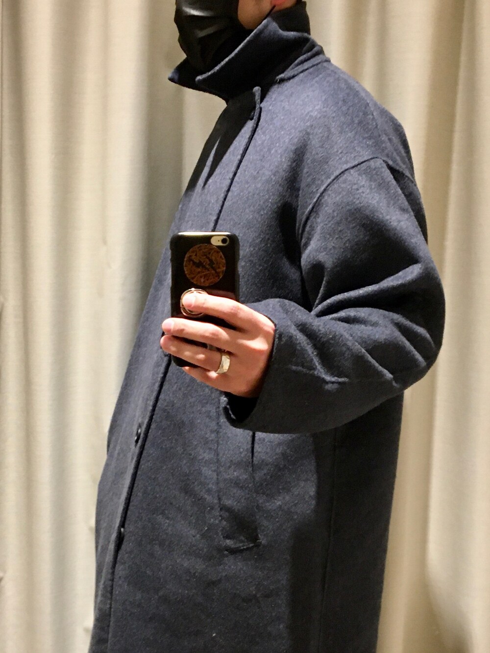 ブルー系のトレンチコート、ブラック系のスラックス、ホワイト系のパーカーを着用したメンズの秋コーディネートの4枚目の写真