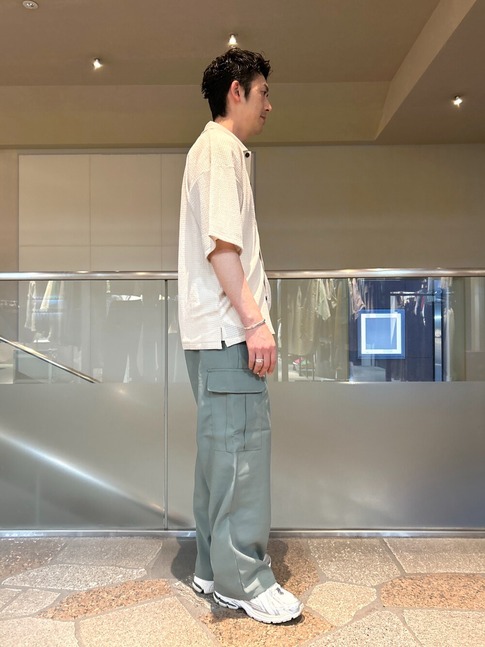 ホワイト系のシャツ/ブラウス、グリーン系のカーゴパンツを着用したメンズの春コーディネートの2枚目の写真