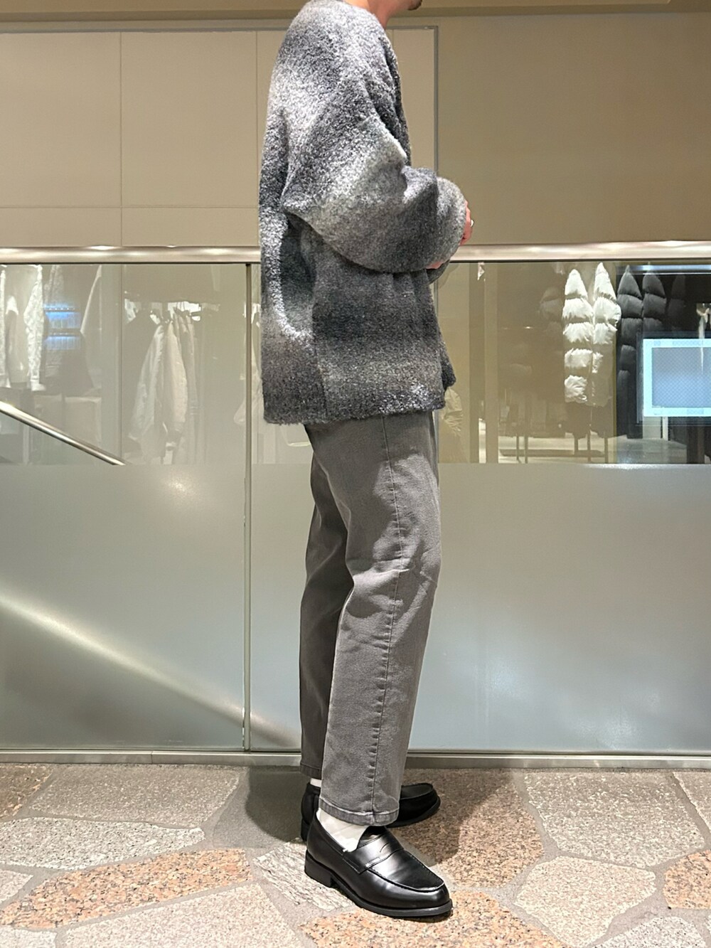 グレー系のカーディガン/ボレロ、グレー系のデニムパンツを着用したメンズの冬コーディネートの2枚目の写真