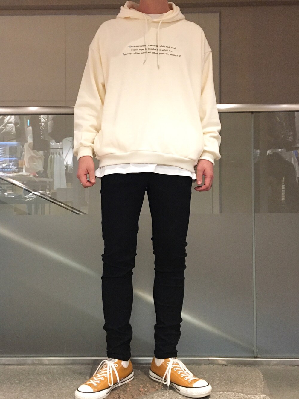 ホワイト系のパーカー、ホワイト系のTシャツ/カットソー、ブラック系のその他パンツを着用したメンズの冬コーディネートの2枚目の写真