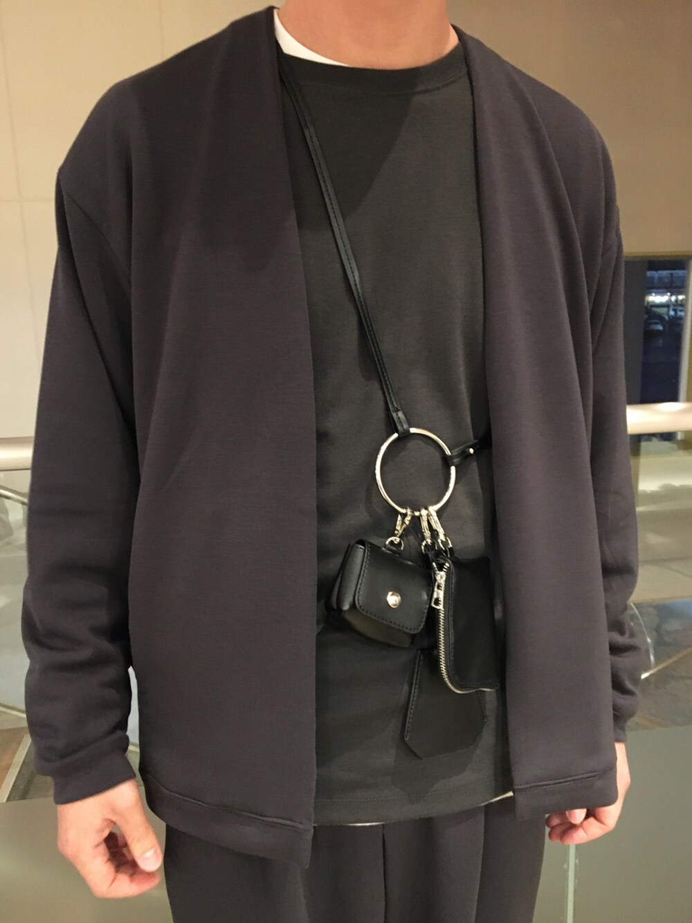 グレー系のカーディガン/ボレロ、グレー系のTシャツ/カットソー、グレー系のその他パンツを着用したメンズの春コーディネートの3枚目の写真