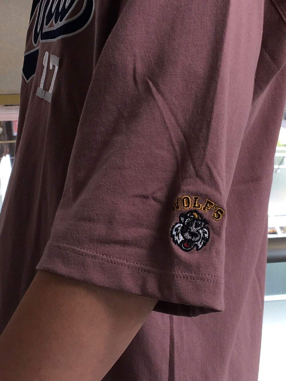 ピンク系のTシャツ/カットソー、グレー系のスラックスを着用したメンズの夏コーディネートの3枚目の写真