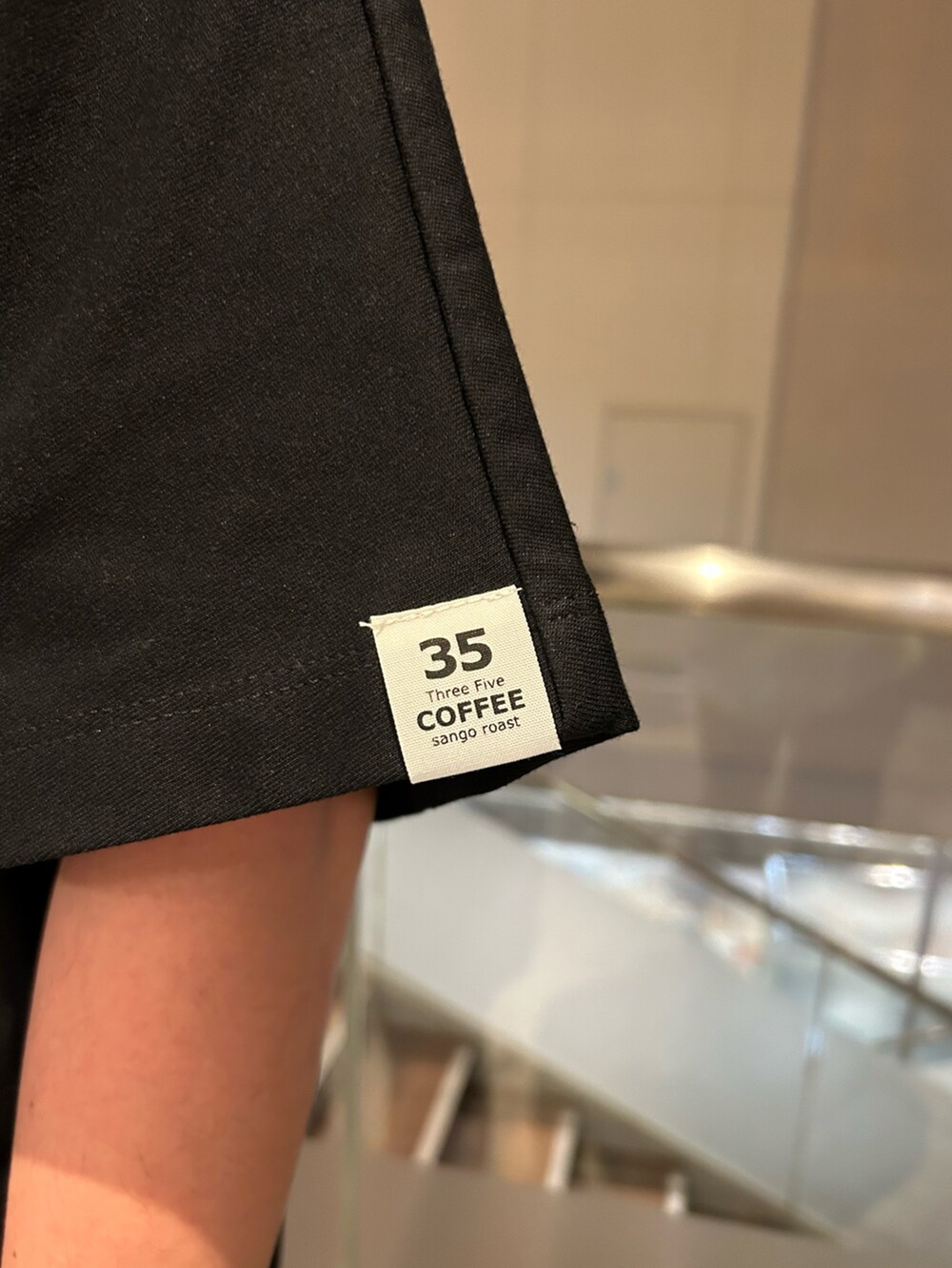 ブラック系のTシャツ/カットソー、ホワイト系のその他パンツを着用したメンズの夏コーディネートの3枚目の写真