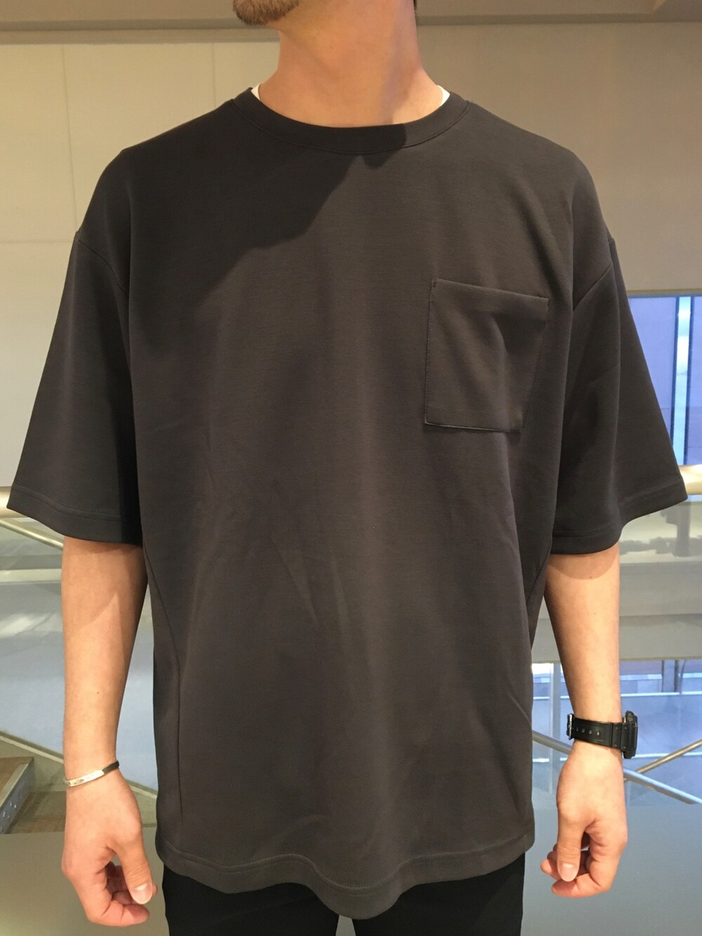 グレー系のTシャツ/カットソー、ブラック系のその他パンツ、グレー系のキャップを着用したメンズの春コーディネートの2枚目の写真