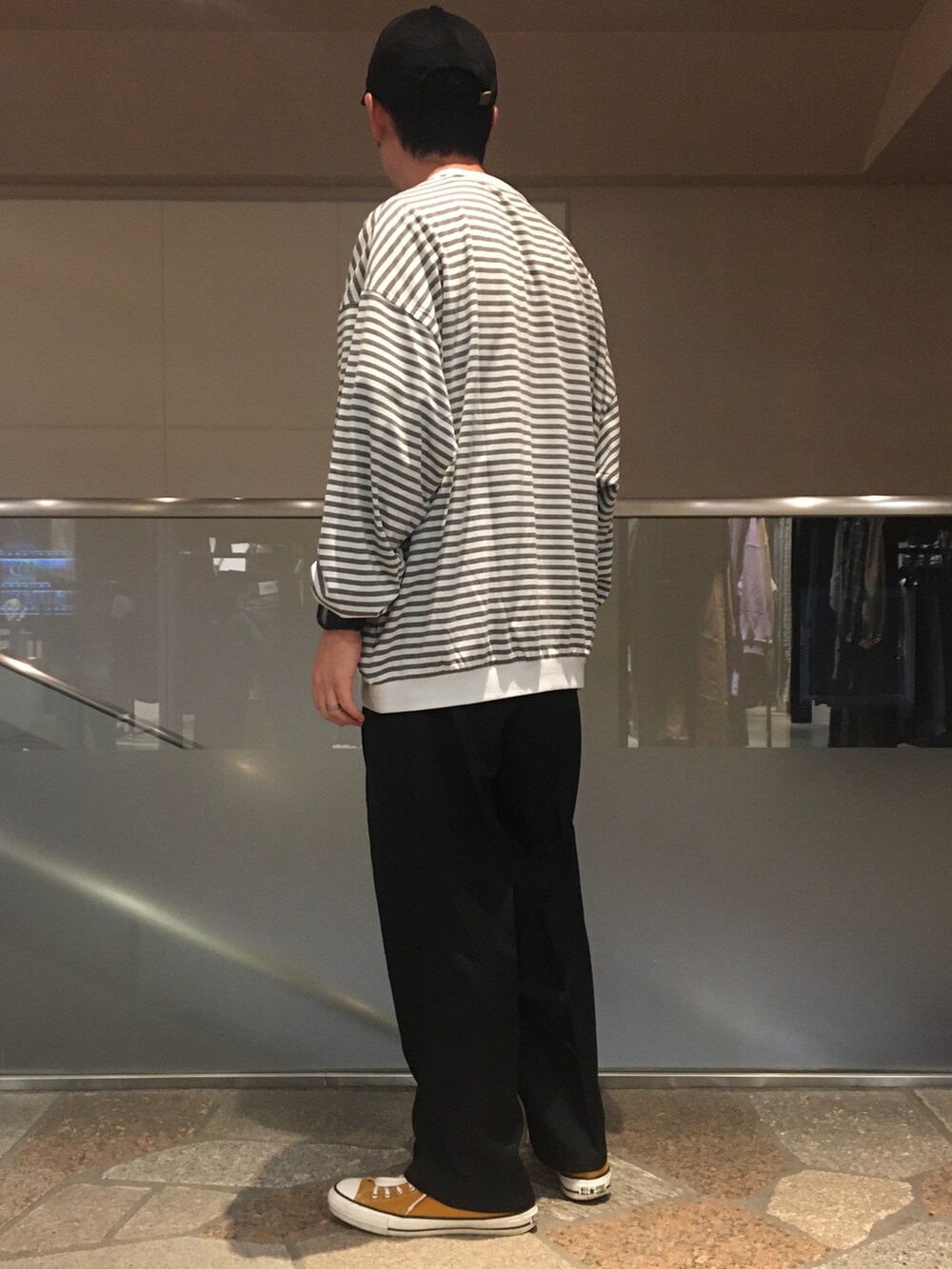 ホワイト系のTシャツ/カットソー、ブラック系のスラックスを着用したメンズの秋コーディネートの2枚目の写真