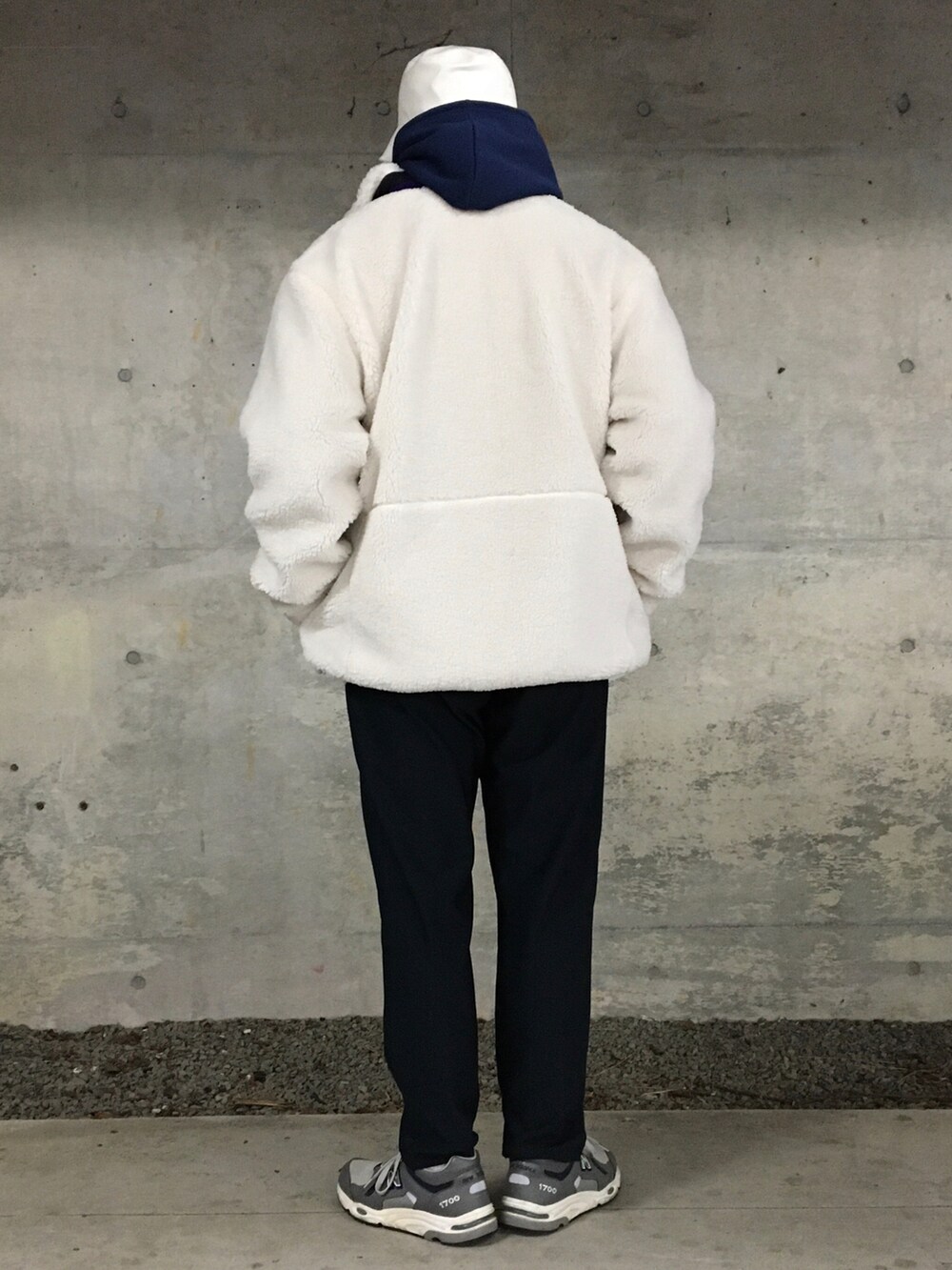 ホワイト系のブルゾン、ブルー系のパーカー、ホワイト系のTシャツ/カットソーを着用したメンズの秋コーディネートの2枚目の写真