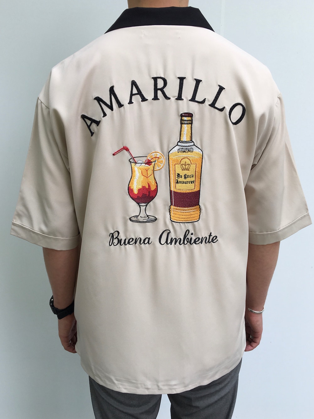 ベージュ系のシャツ/ブラウス、ホワイト系のTシャツ/カットソー、グレー系のスラックスを着用したメンズの夏コーディネートの3枚目の写真