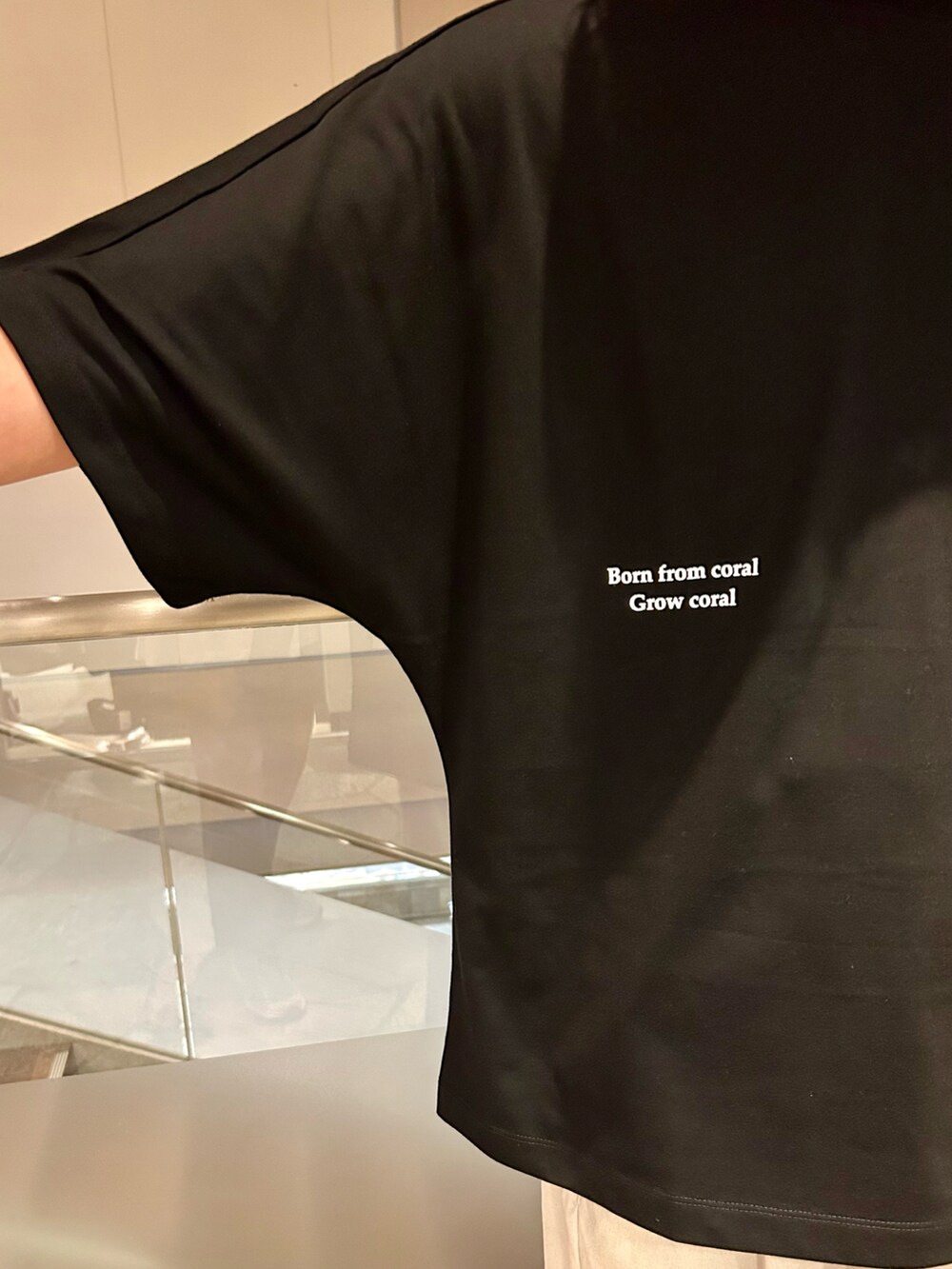 ブラック系のTシャツ/カットソー、ホワイト系のその他パンツを着用したメンズの夏コーディネートの2枚目の写真