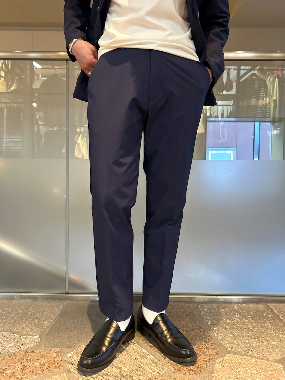 ブルー系のテーラードジャケット、ホワイト系のTシャツ/カットソー、ブルー系のスラックスを着用したメンズの春コーディネートの4枚目の写真