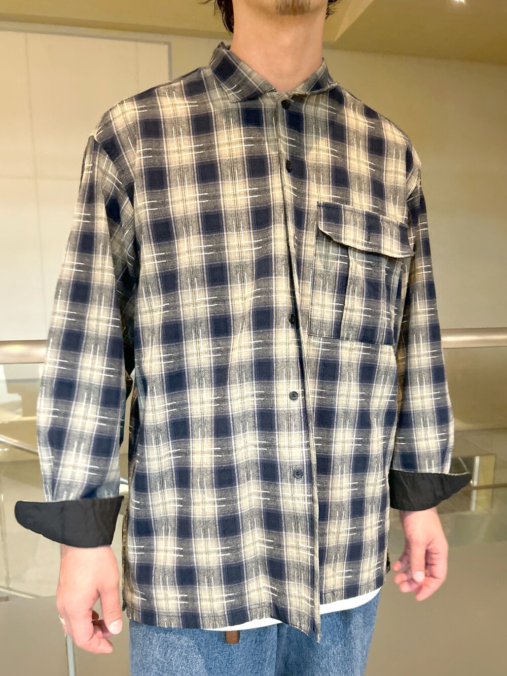 ブルー系のシャツ/ブラウスを着用したメンズの秋コーディネートの4枚目の写真