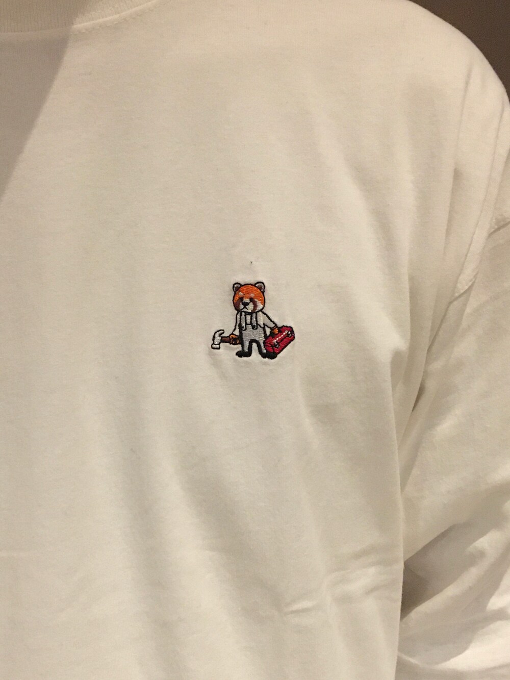 グリーン系のカーディガン/ボレロ、ホワイト系のTシャツ/カットソー、ブラック系のスラックスを着用したメンズの秋コーディネートの3枚目の写真
