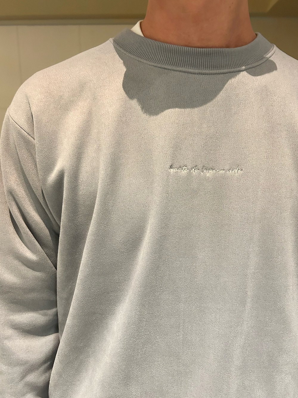 ブルー系のTシャツ/カットソー、ブルー系のデニムパンツを着用したメンズの冬コーディネートの2枚目の写真