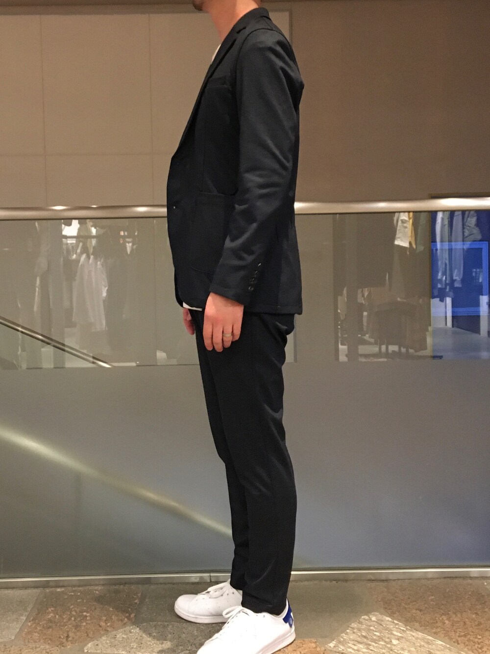 ブルー系のその他アウター、ホワイト系のTシャツ/カットソー、ブルー系のその他パンツを着用したメンズの春コーディネートの3枚目の写真