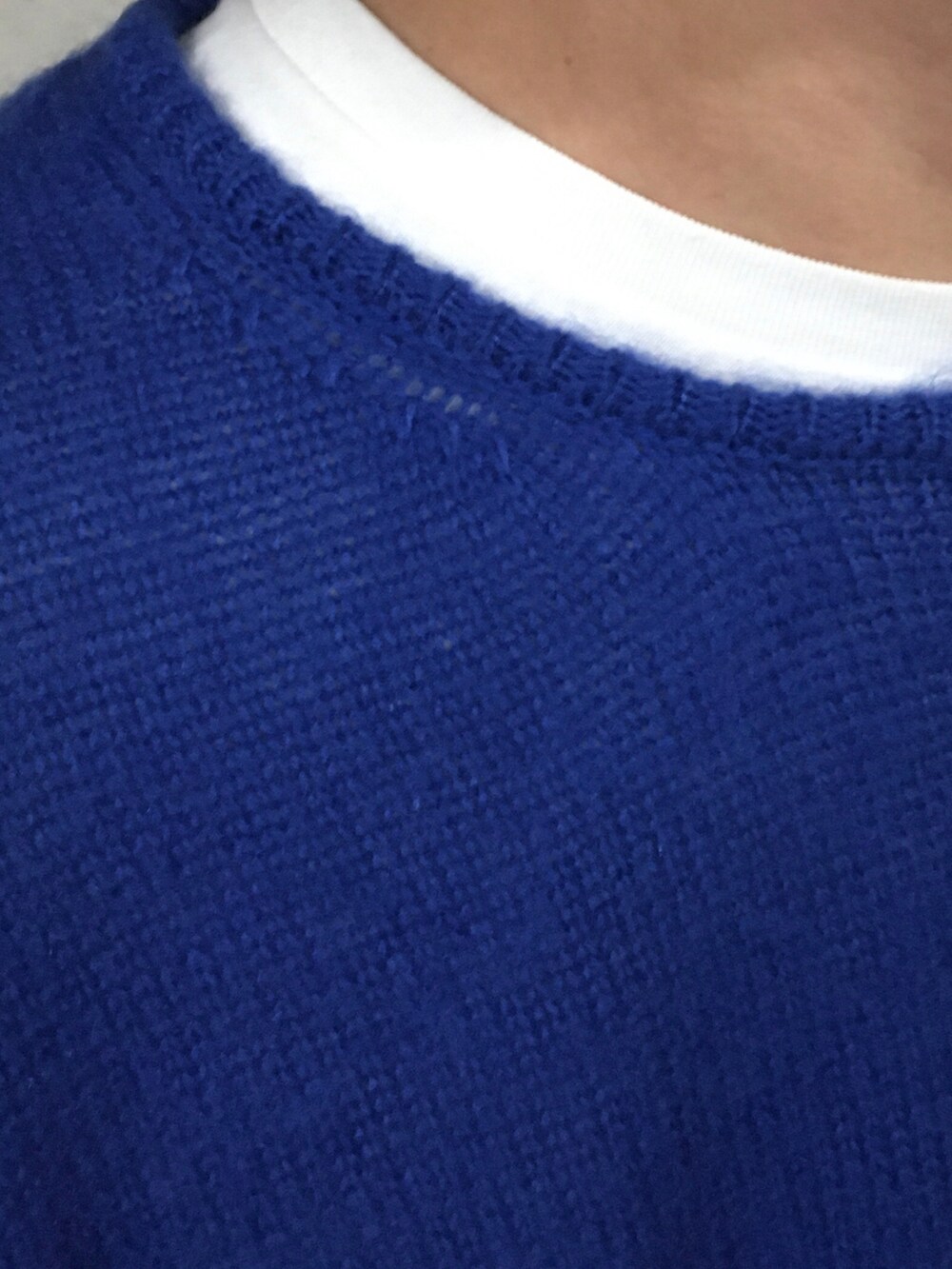 ブルー系のニット/セーター、ブルー系のデニムパンツを着用したメンズの冬コーディネートの3枚目の写真