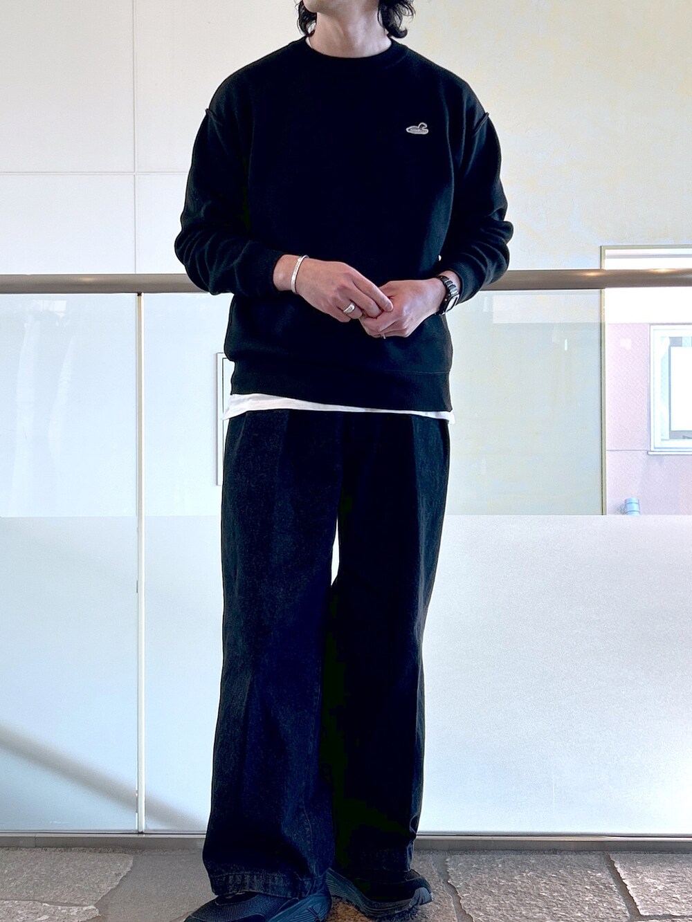 ブラック系のニット/セーターを着用したメンズの春コーディネートの2枚目の写真