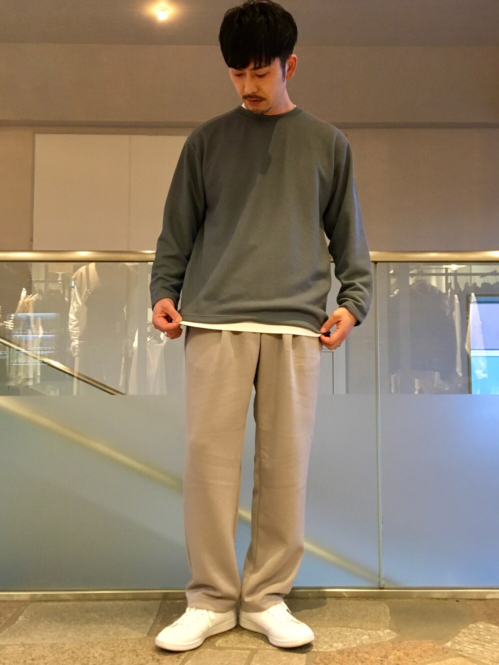 ブルー系のシャツ/ブラウス、ブルー系のアンサンブル、グレー系のその他パンツを着用したメンズの春コーディネートの3枚目の写真