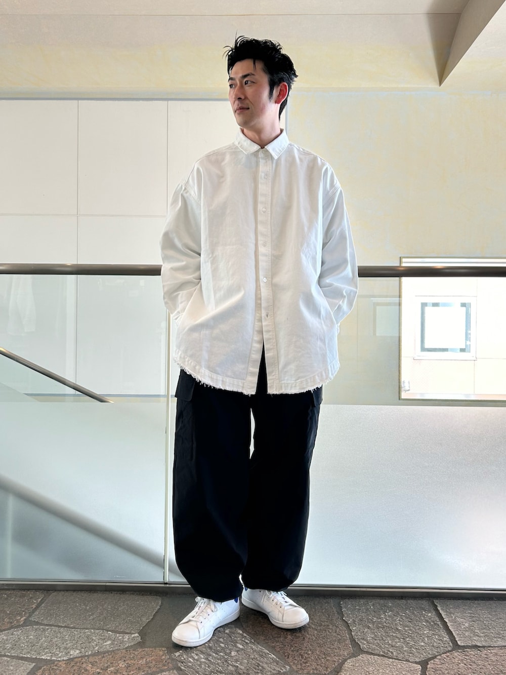 ホワイト系のシャツ/ブラウス、グレー系のTシャツ/カットソー、ブラック系のカーゴパンツを着用したメンズの春コーディネートの2枚目の写真