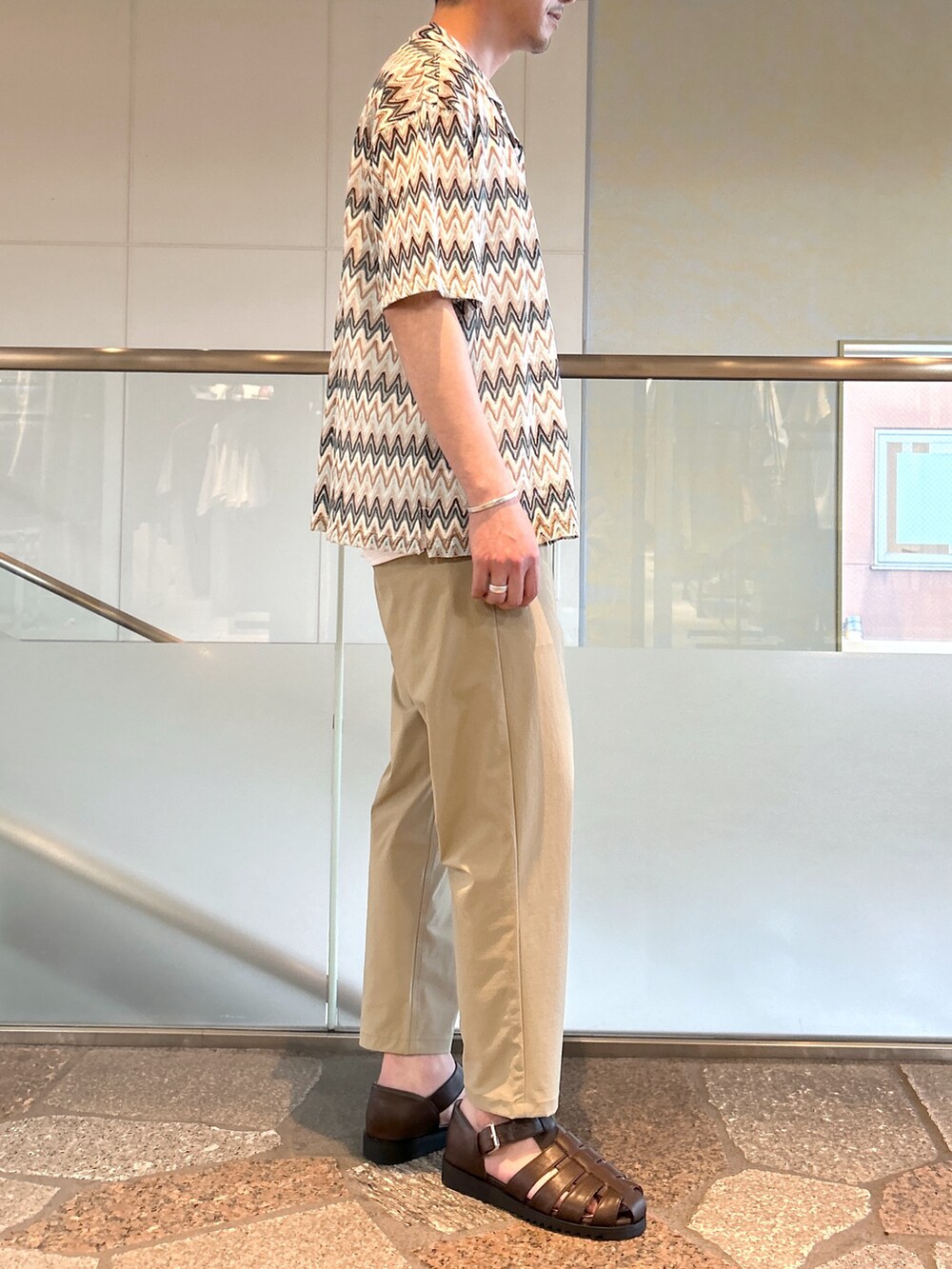 ベージュ系のシャツ/ブラウス、ホワイト系のタンクトップ、ベージュ系のその他パンツを着用したメンズの夏コーディネートの2枚目の写真