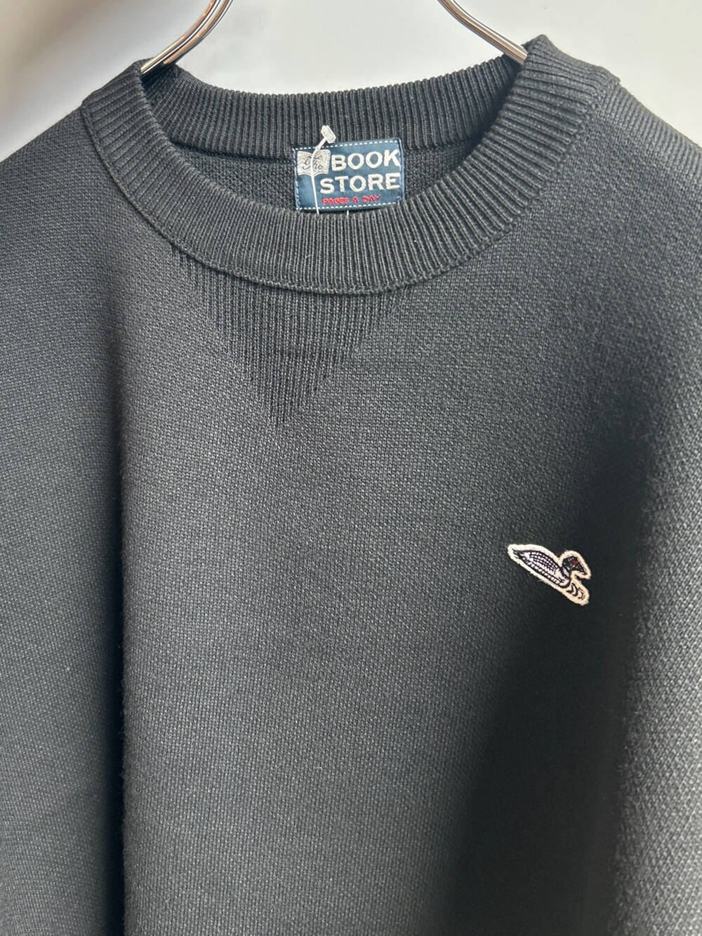 ブラック系のニット/セーターを着用したメンズの春コーディネートの5枚目の写真