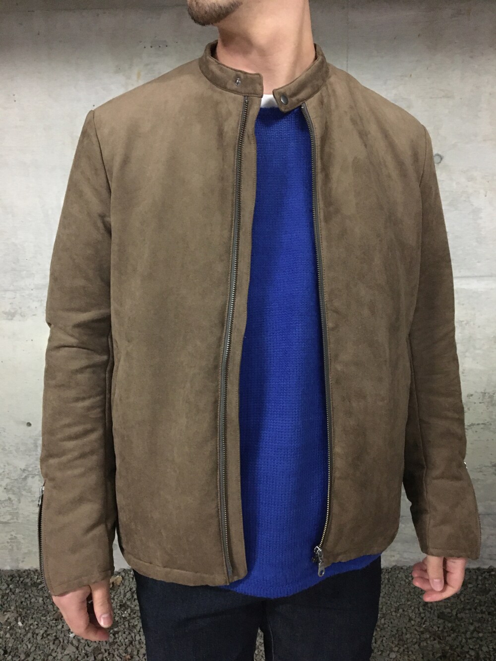 ブラウン系のその他アウター、ブルー系のニット/セーター、ブルー系のデニムパンツを着用したメンズの冬コーディネートの2枚目の写真
