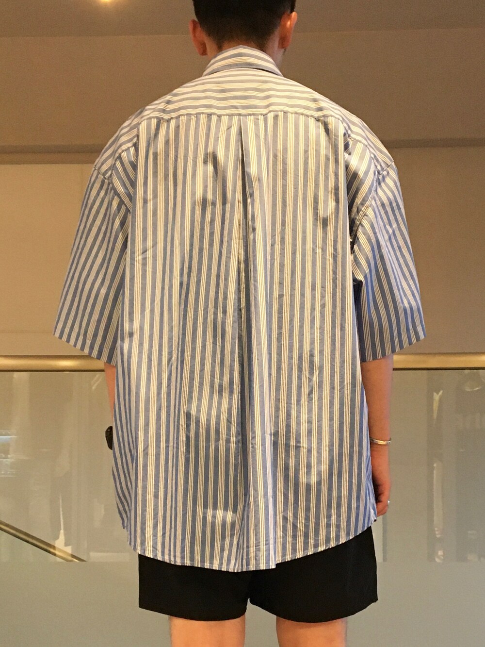 ブルー系のシャツ/ブラウス、グレー系のTシャツ/カットソー、ブラック系のカーゴパンツを着用したメンズの夏コーディネートの3枚目の写真