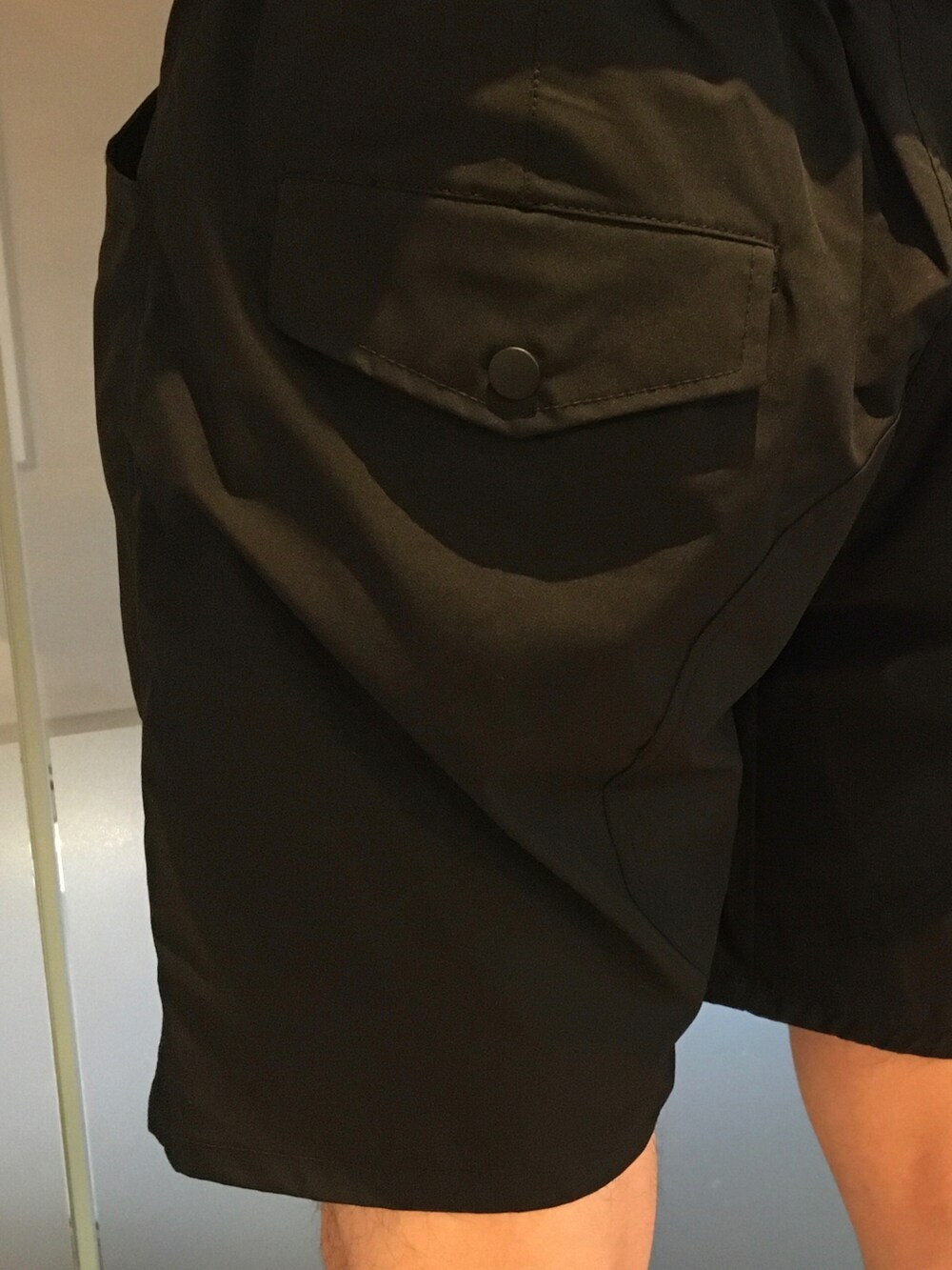 ブルー系のシャツ/ブラウス、グレー系のTシャツ/カットソー、ブラック系のカーゴパンツを着用したメンズの夏コーディネートの5枚目の写真