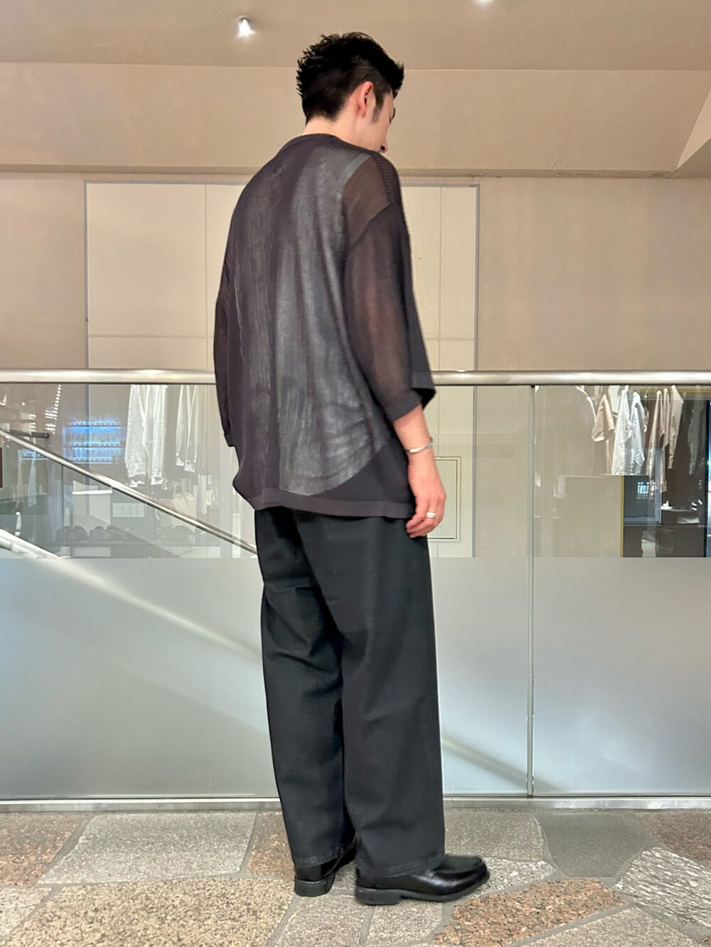 グレー系のシャツ/ブラウス、ホワイト系のタンクトップ、ブラック系のデニムパンツを着用したメンズの夏コーディネートの2枚目の写真